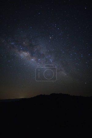 Foto de Vía Láctea sobre la montaña en el Parque Nacional Phu Hin Rong Kla, Phitsanulok Tailandia, Fotografía de larga exposición con grano - Imagen libre de derechos