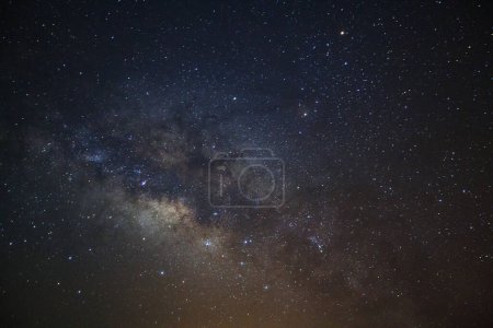 Foto de Muy cerca de la galaxia de la Vía Láctea en Phitsanulok en Tailandia. Exposición larga fotografía.con grano - Imagen libre de derechos