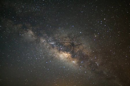 Foto de Vía claramente lechosa galaxia en Phitsanulok en Tailandia. Exposición larga fotografía.con grano - Imagen libre de derechos