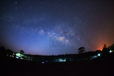 Foto de Vía Láctea y silueta del árbol en el Parque Nacional Phu Hin Rong Kla, Phitsanulok Tailandia, Fotografía de larga exposición. - Imagen libre de derechos
