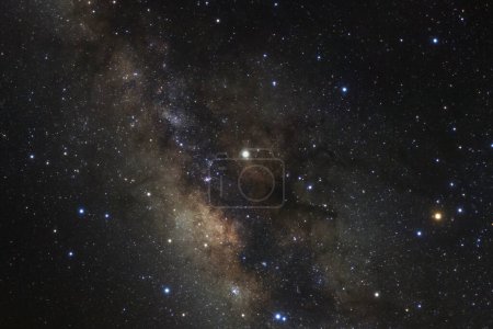 Téléchargez les photos : Gros plan de la galaxie de la Voie lactée avec des étoiles et de la poussière de l'espace dans l'univers, Photographie longue exposition, avec des grains
. - en image libre de droit