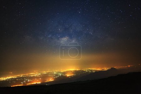 Foto de Vía Láctea galaxia y luz de la ciudad en Phutabberk Phetchabun en Tailandia.Fotografía de larga exposición. - Imagen libre de derechos