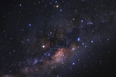 Téléchargez les photos : Gros plan Galaxie de la Voie lactée avec étoiles et poussière spatiale dans l'univers, Photographie longue exposition, avec grain
. - en image libre de droit