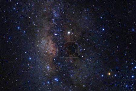 Foto de Primer plano de la galaxia Vía Láctea con estrellas y polvo espacial en el universo, Fotografía de larga exposición, con grano
. - Imagen libre de derechos