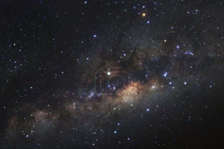 Téléchargez les photos : Le centre de la galaxie de la Voie lactée avec des étoiles et de la poussière de l'espace dans l'univers, Photographie longue exposition, avec du grain
. - en image libre de droit