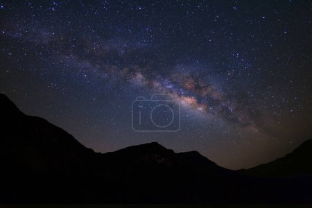 Foto de Hermosa galaxia de la Vía Láctea sobre la montaña en un cielo nocturno antes del amanecer
. - Imagen libre de derechos