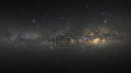 Foto de Panorama Galaxia Vía Láctea con estrellas y polvo espacial en el universo, Fotografía de larga exposición, con grano
. - Imagen libre de derechos