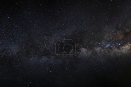 Foto de Vía Láctea galaxia con estrellas y polvo espacial en el universo, Fotografía de larga exposición, con grano
. - Imagen libre de derechos