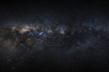 Foto de Panorama Galaxia Vía Láctea con estrellas y polvo espacial en el universo, Fotografía de larga exposición, con grano
. - Imagen libre de derechos