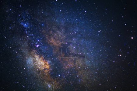Téléchargez les photos : Gros plan de la galaxie de la Voie lactée avec des étoiles et de la poussière de l'espace dans l'univers, Photographie longue exposition, avec des grains
. - en image libre de droit