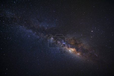 Téléchargez les photos : La galaxie de la Voie lactée à Phitsanulok en Thaïlande. Photographie longue exposition avec grain - en image libre de droit