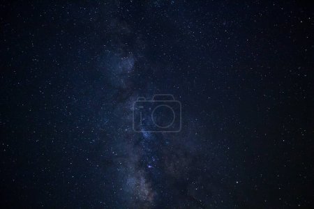 Foto de Galaxia de la Vía Láctea en Phitsanulok en Tailandia. Exposición larga fotografía.con grano - Imagen libre de derechos