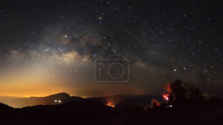 Téléchargez les photos : Panorama Galaxie de la Voie Lactée avec ville lumineuse à Doi inthanon Chiang mai, Thaïlande. - en image libre de droit