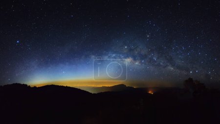 Foto de Panorama Galaxia Vía Láctea con ciudad ligera en Doi inthanon Chiang mai, Tailandia.Fotografía de larga exposición. - Imagen libre de derechos