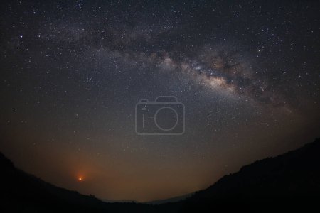 Foto de Vía Láctea y luz de luna en el Parque Nacional Phu Hin Rong Kla, Phitsanulok Tailandia, Fotografía de larga exposición con grano - Imagen libre de derechos