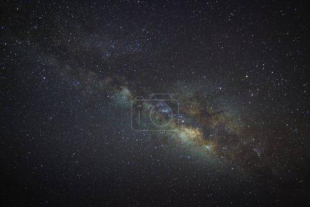Téléchargez les photos : Galaxie de la Voie lactée. Photographie longue exposition. Avec grain - en image libre de droit
