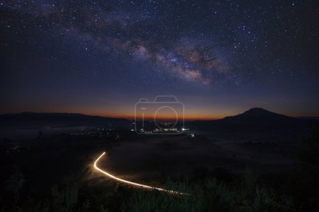 Foto de Galaxia Vía Láctea con iluminación en la carretera. Fotografía de larga exposición. Con grano - Imagen libre de derechos