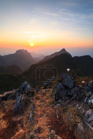 Téléchargez les photos : Coucher de soleil de haute montagne à Doi Luang Chiang Dao, dans la province de Chiang Mai, Thaïlande - en image libre de droit