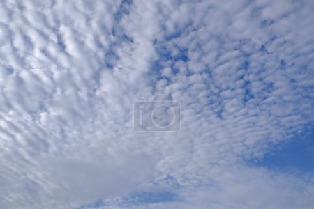 Téléchargez les photos : Nuages avec fond bleu ciel - en image libre de droit
