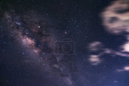 Foto de Vía Láctea galaxia con cielo nuboso, larga exposición fotografía.con grano - Imagen libre de derechos