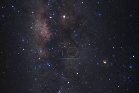 Foto de Primer plano de la galaxia Vía Láctea con estrellas y polvo espacial en el universo, Fotografía de larga exposición, con grano
. - Imagen libre de derechos