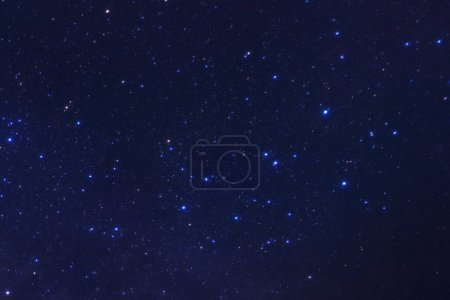 Foto de Cielo nocturno estrellado, galaxia de la Vía Láctea con estrellas y polvo espacial en el universo, Fotografía de larga exposición, con grano
. - Imagen libre de derechos