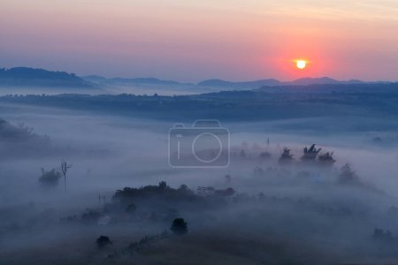 Nebel am Morgen Sonnenaufgang und Straße am khao takhian ngo Aussichtspunkt am khao-kho phetchabun, Thailand