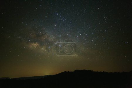 Téléchargez les photos : Paysage galaxie de la voie lactée avec des étoiles et de la poussière spatiale dans l'univers - en image libre de droit