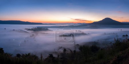 Panorama Landschaft Nebel im Morgensonnenaufgang am Khao Takhian Ngo Aussichtspunkt in Khao-kho Phetchabun, Thailand