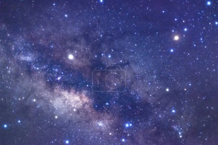 Téléchargez les photos : Galaxie de la Voie lactée avec étoiles et poussière spatiale dans l'univers, Photographie longue exposition, avec grain
. - en image libre de droit