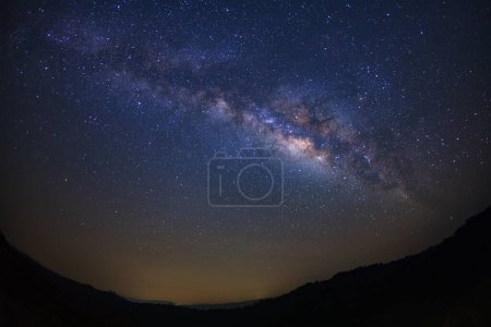 Foto de Galaxia de la Vía Láctea con estrellas y polvo espacial en el universo en el Parque Nacional Phu Hin Rong Kla en Phitsanulok, Tailandia - Imagen libre de derechos