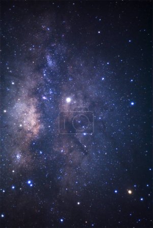 Foto de Vía Láctea galaxia con estrellas y polvo espacial en el universo, Fotografía de larga exposición, con grano
. - Imagen libre de derechos