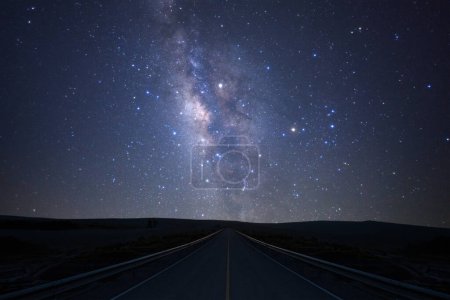 Téléchargez les photos : La galaxie de la voie lactée au-dessus de la route avec des étoiles et de la poussière spatiale dans l'univers - en image libre de droit