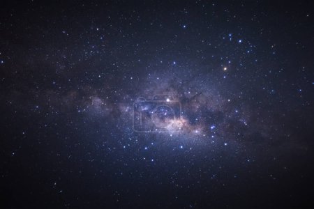 Téléchargez les photos : Galaxie de la Voie lactée avec des étoiles et de la poussière spatiale dans l'univers au parc national Phu Hin Rong Kla à Phitsanulok, Thaïlande - en image libre de droit