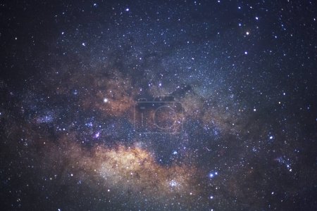 Foto de Primer plano de la galaxia de la Vía Láctea con estrellas y polvo espacial en el universo, Fotografía de larga exposición, con grano
. - Imagen libre de derechos