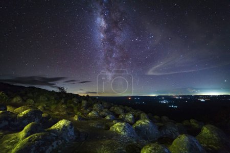 Foto de Galaxia Vía Láctea con suelo de piedra perilla es el nombre Lan Hin Pum mirador en el Parque Nacional Phu Hin Rong Kla en Phitsanulok, Tailandia - Imagen libre de derechos