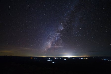 Foto de Galaxia Vía Láctea en el suelo de piedra perilla es el nombre Lan Hin Pum mirador en Phu Hin Rong Kla Parque Nacional en Phitsanulok, Tailandia - Imagen libre de derechos