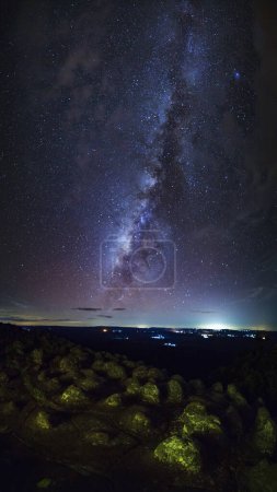 Foto de Panorama vertical Galaxia de la Vía Láctea con suelo de piedra perilla es el nombre del mirador Lan Hin Pum en el Parque Nacional Phu Hin Rong Kla en Phitsanulok, Tailandia - Imagen libre de derechos