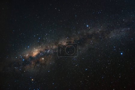 Téléchargez les photos : Galaxie clairement laiteuse avec des étoiles et de la poussière spatiale dans l'univers - en image libre de droit
