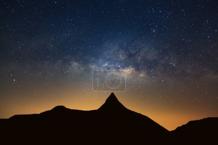 Téléchargez les photos : Ciel étoilé nocturne avec haute montagne et galaxie de la voie lactée avec des étoiles et de la poussière de l'espace dans l'univers - en image libre de droit
