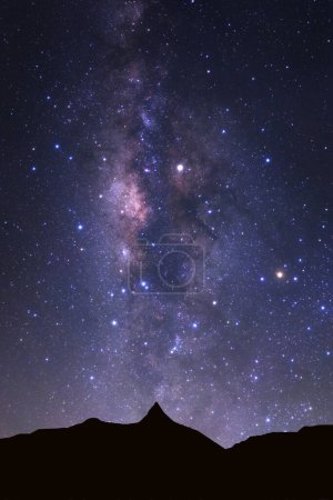 Foto de Cielo nocturno estrellado con alta montaña y galaxia Vía Láctea con estrellas y polvo espacial en el universo - Imagen libre de derechos