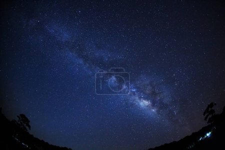 Foto de Galaxia de la Vía Láctea y silueta de árbol con nube en el Parque Nacional Phu Hin Rong Kla, Phitsanulok Tailandia - Imagen libre de derechos