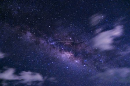 Foto de Galaxia de la Vía Láctea con nubes y polvo espacial en el universo - Imagen libre de derechos