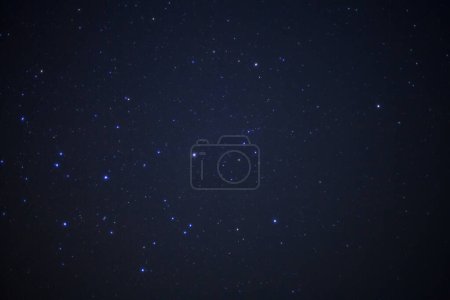 Foto de Estrella en el cielo nocturno y galaxia de la Vía Láctea. Exposición larga fotografía.con grano - Imagen libre de derechos