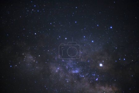 Foto de Luz estelar en el cielo nocturno y galaxia de la Vía Láctea. Exposición larga fotografía.con grano - Imagen libre de derechos