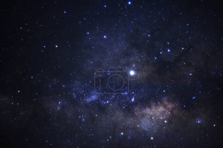 Foto de Luz estelar en el cielo nocturno y galaxia de la Vía Láctea. Exposición larga fotografía.con grano - Imagen libre de derechos