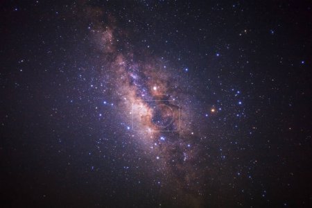 Téléchargez les photos : Lumière des étoiles dans le ciel nocturne et la galaxie de la voie lactée. Photographie longue exposition avec grain - en image libre de droit