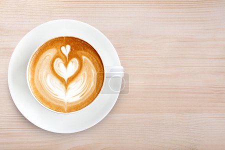 Téléchargez les photos : Top vue latte art café sur fond de bois - en image libre de droit