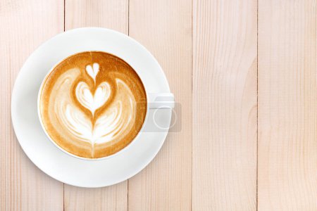 Téléchargez les photos : Top vue latte art café sur fond de bois - en image libre de droit