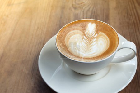 Téléchargez les photos : Café latte art dans le café en filtre de couleur vintage - en image libre de droit
